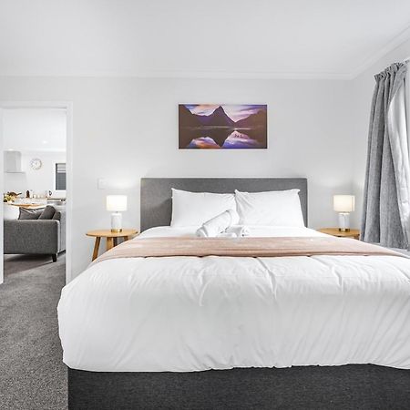 Modern Retreat With King Bed - By Kosh Bnb Hamilton Kültér fotó