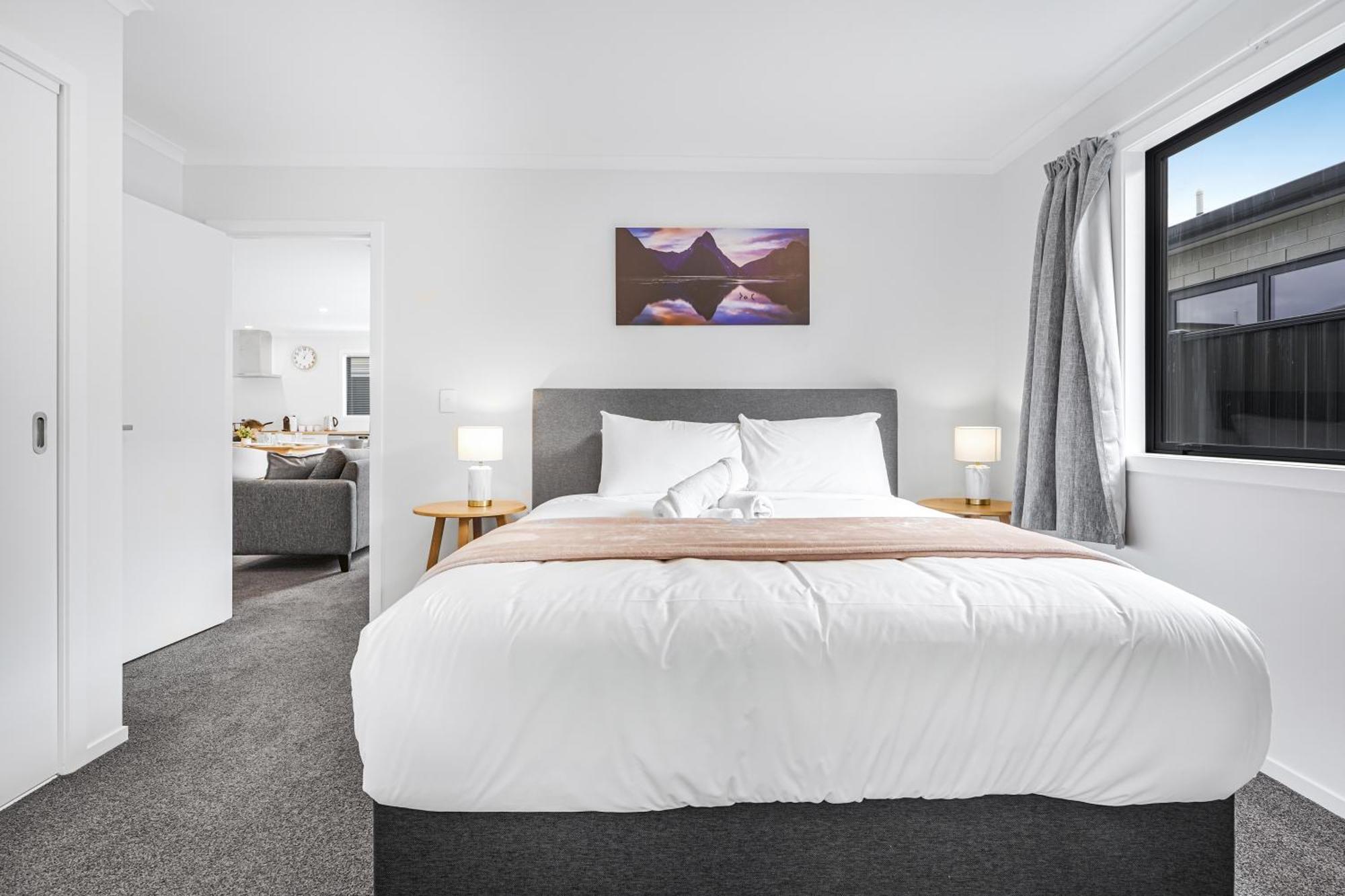 Modern Retreat With King Bed - By Kosh Bnb Hamilton Kültér fotó
