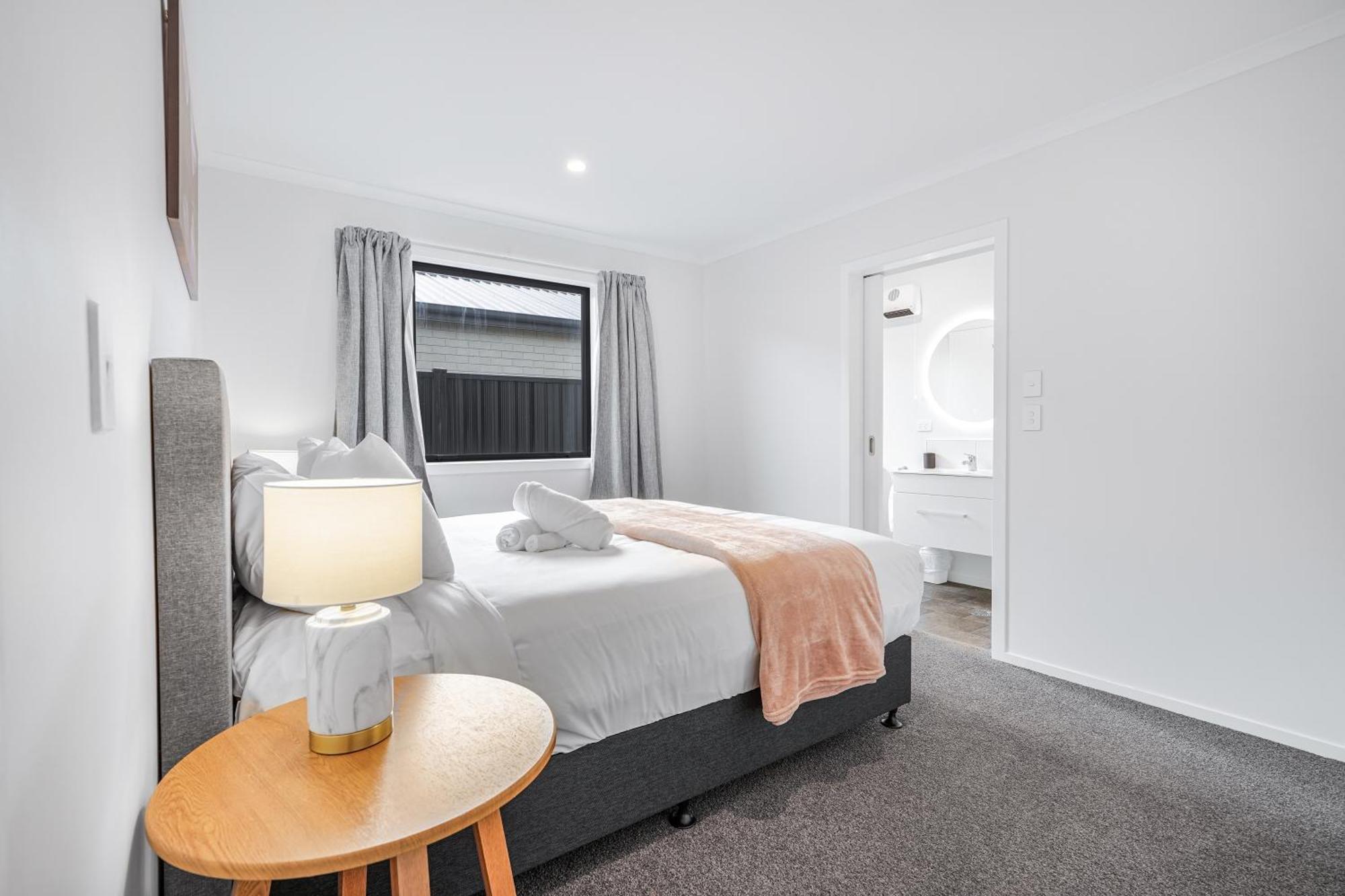 Modern Retreat With King Bed - By Kosh Bnb Hamilton Kültér fotó